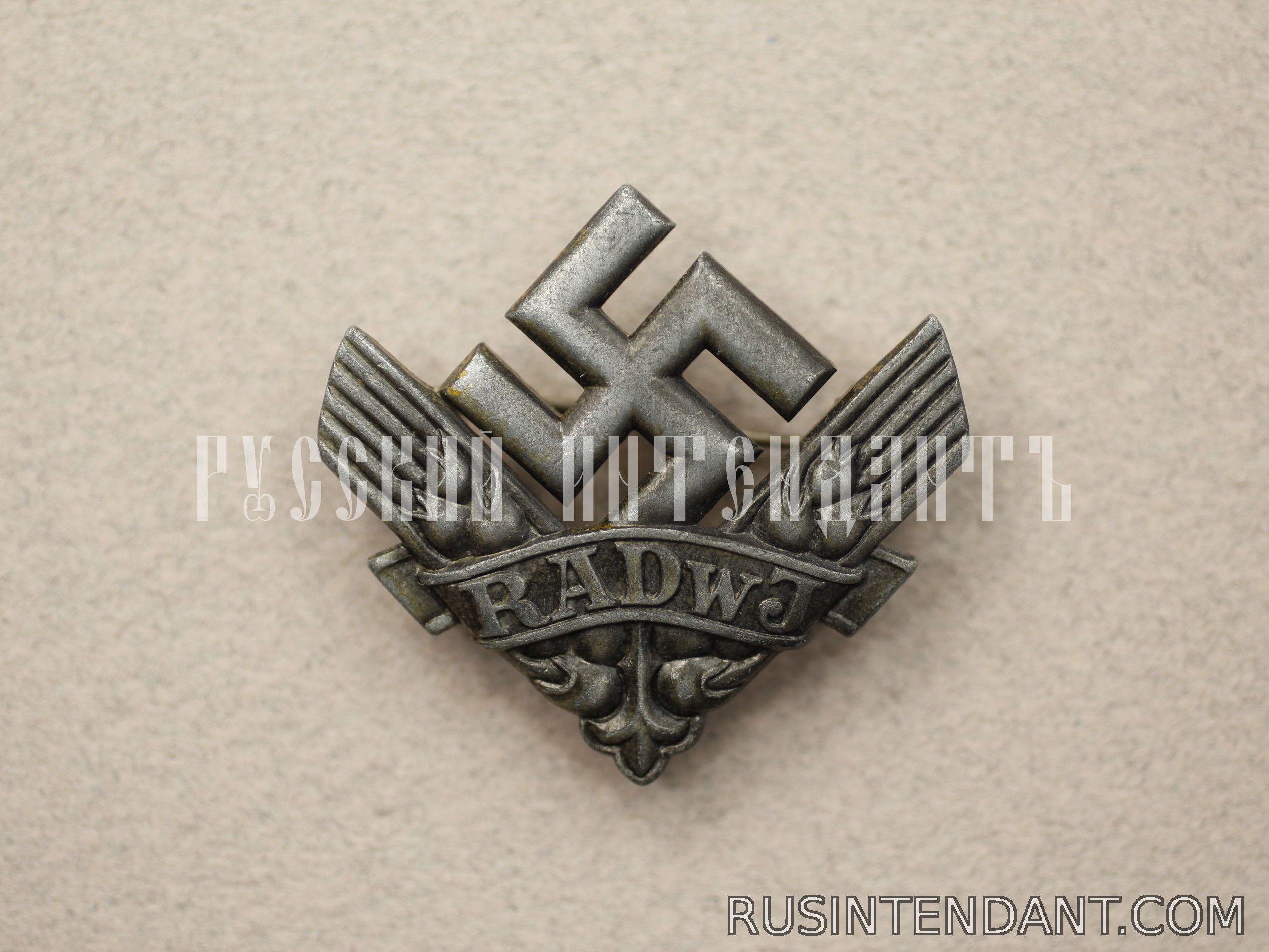 Фото 1: Знак KHD 