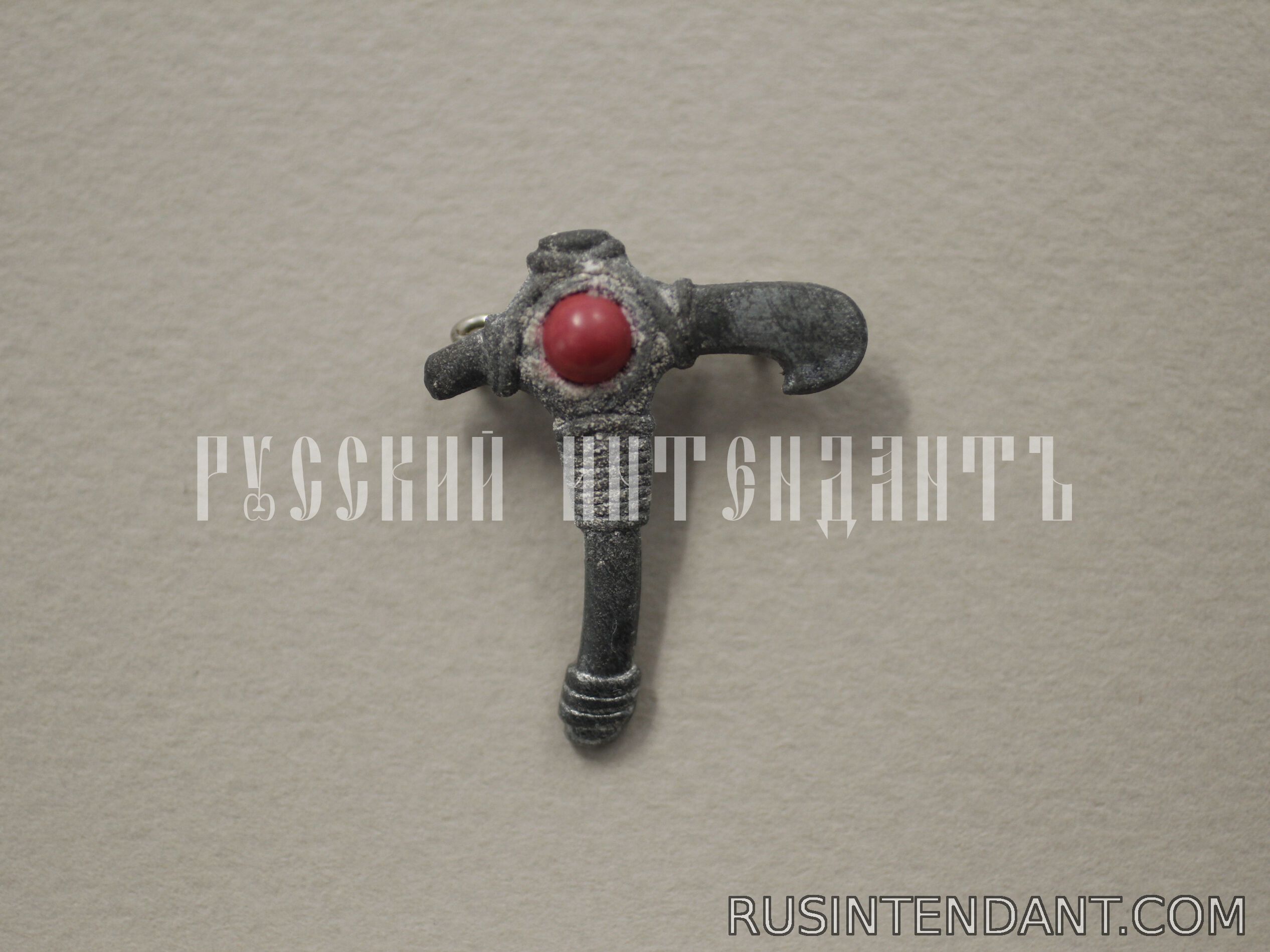 Фото 1: Знак «Каменный топор» 