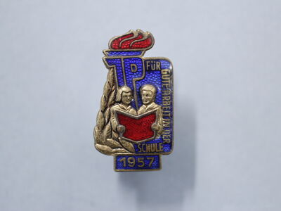 Знак «За отличия в школе 1957»