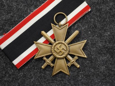 Крест За военные заслуги второго класса с мечами