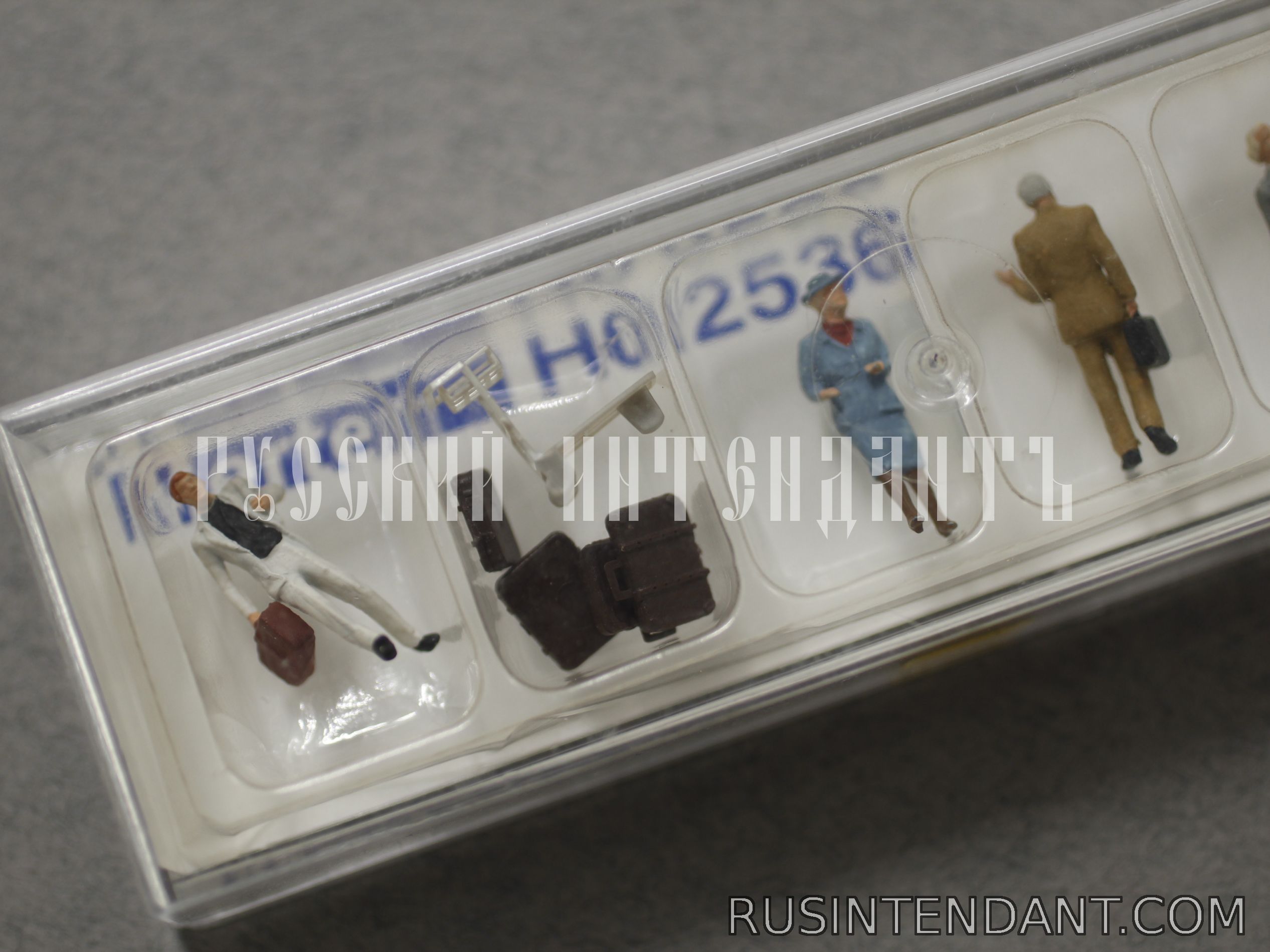 Фото 2: Набор фигурок «На платформе» MERTEN 