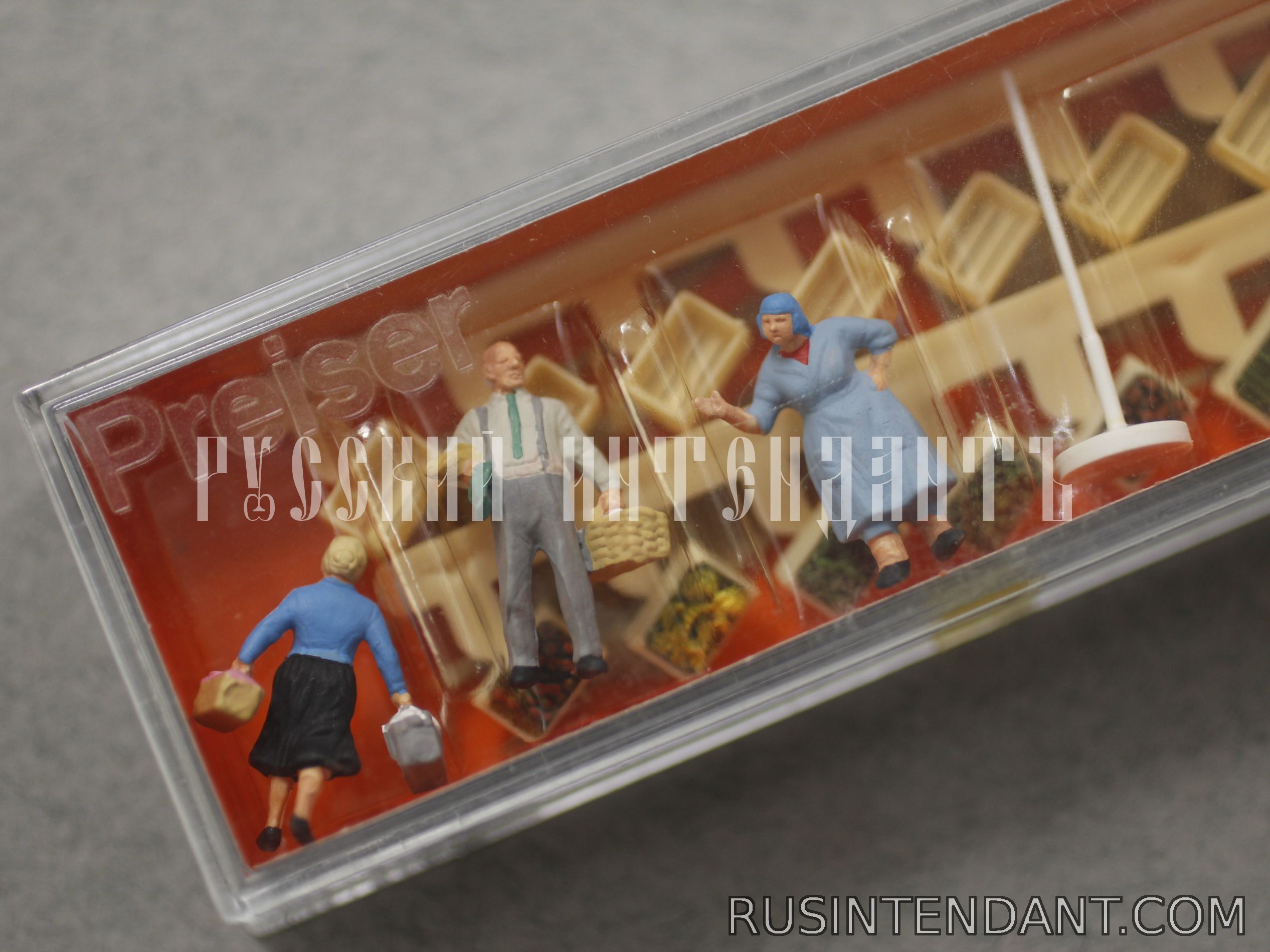 Фото 2: Набор фигурок «На рынке» PREISER 