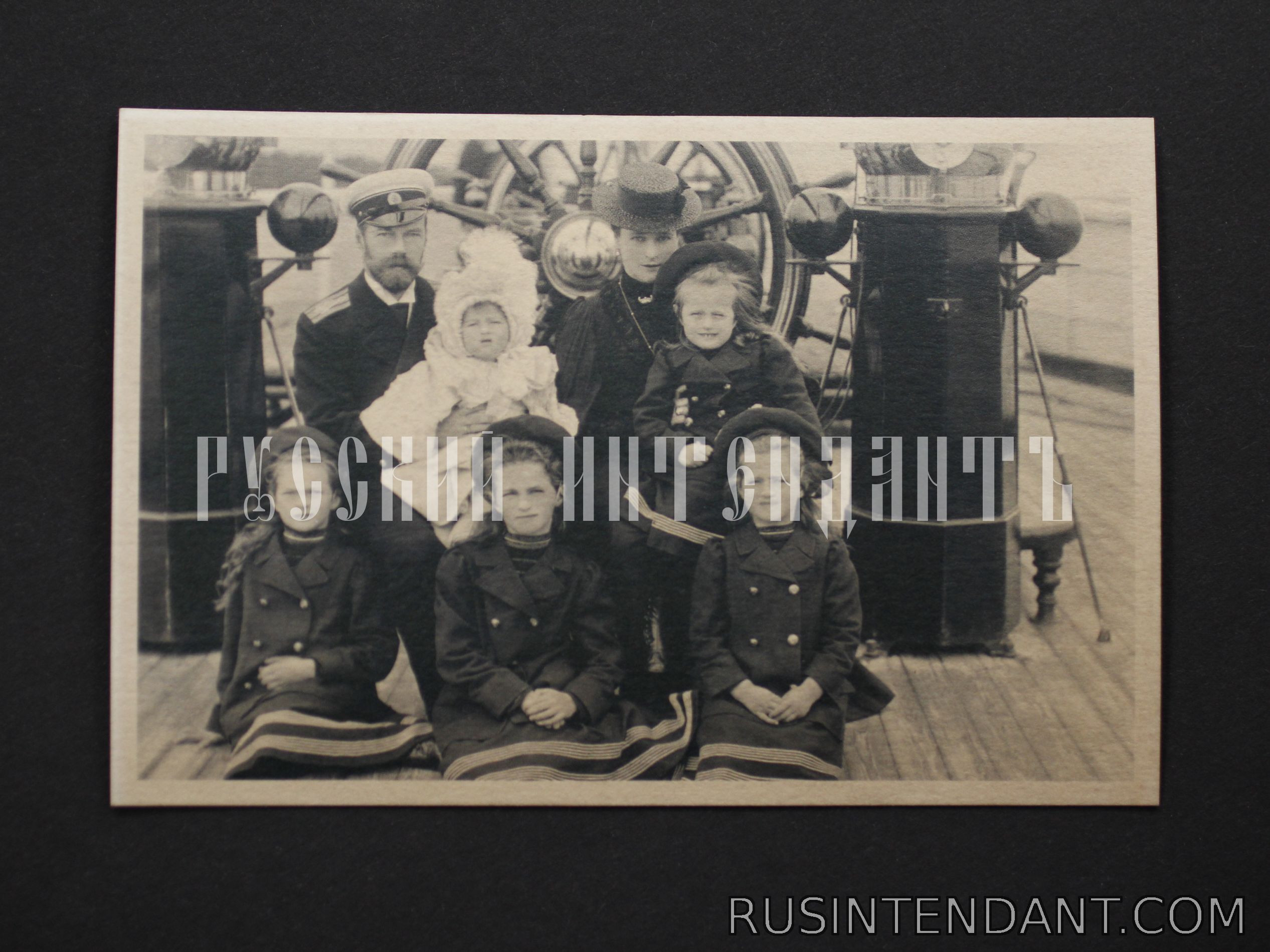 Фото 1: Почтовая карточка «Семья Романовых на корабле» 