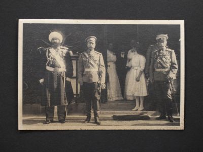 Почтовая карточка «Николай II с семьей и офицерами»