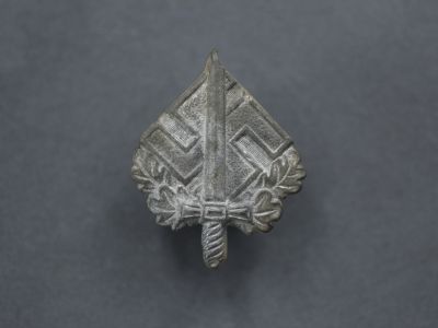 Знак «Меч на фоне дубовой ветки и свастики»