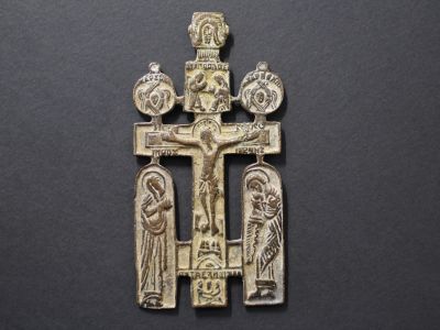 Крест киотный «Распятие Христово с предстоящими и серафимами»