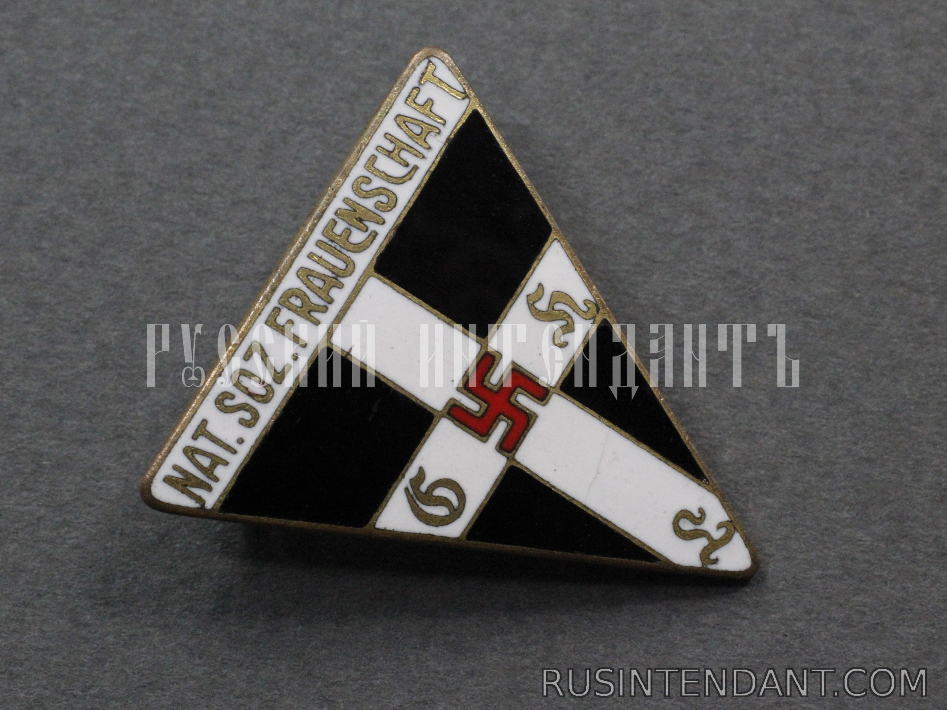 Фото 3: Членский знак организации NSF 