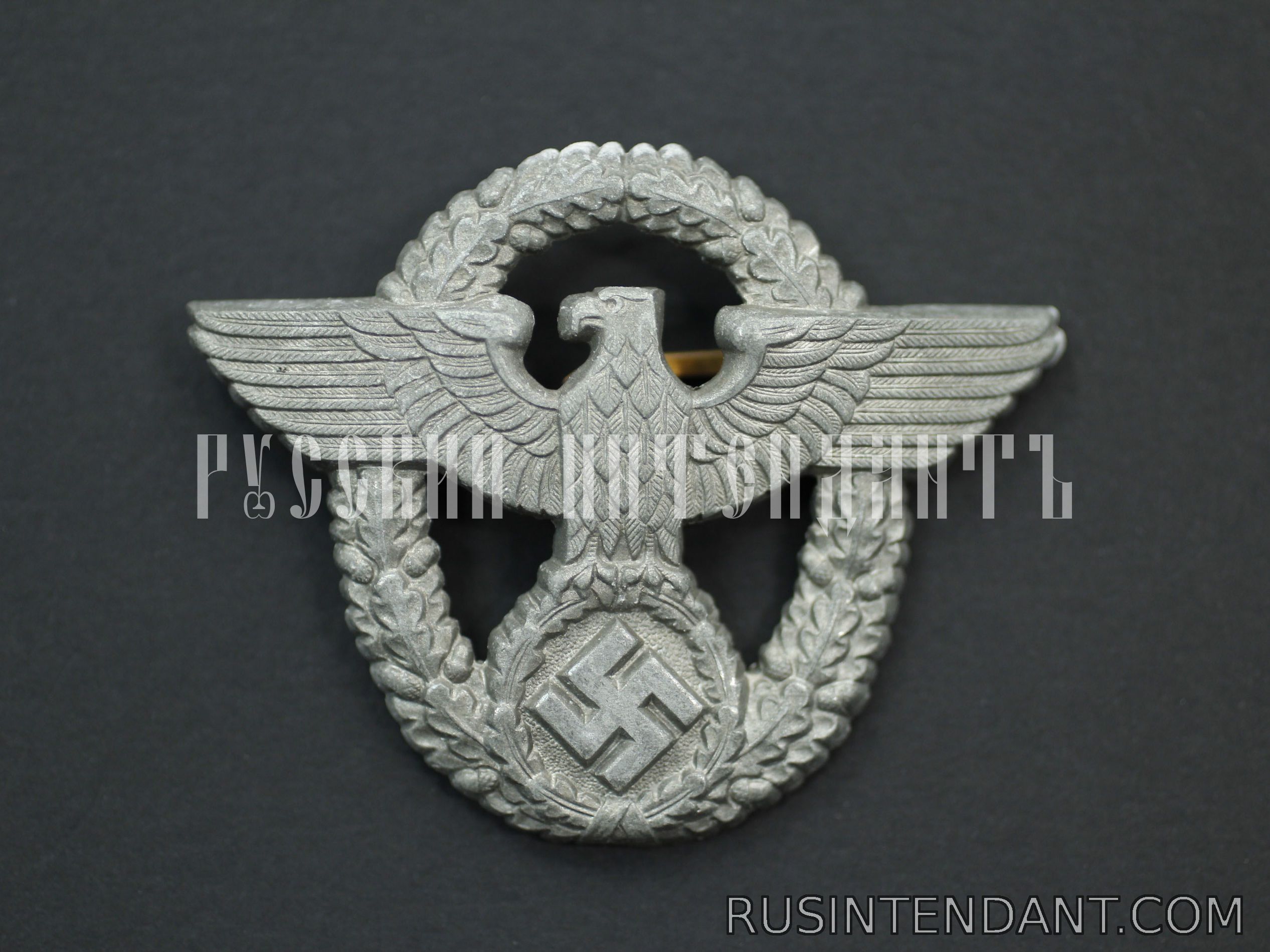 Фото 1: Полицейская эмблема 