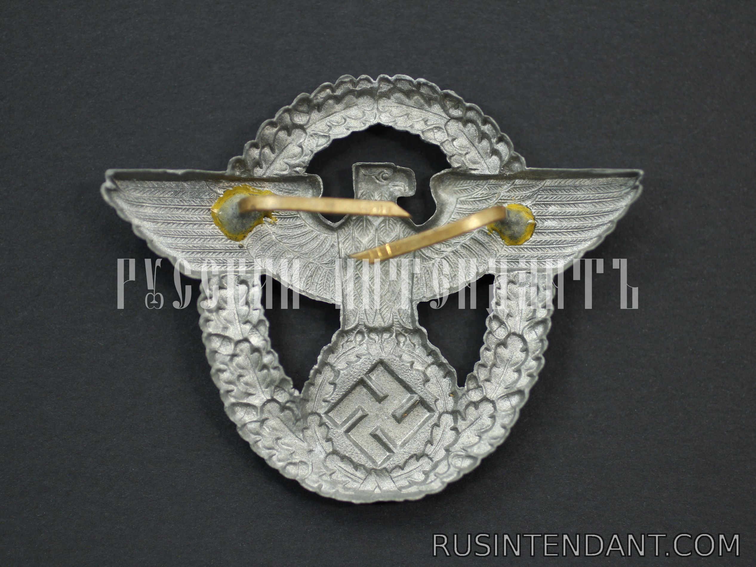 Фото 3: Полицейская эмблема 