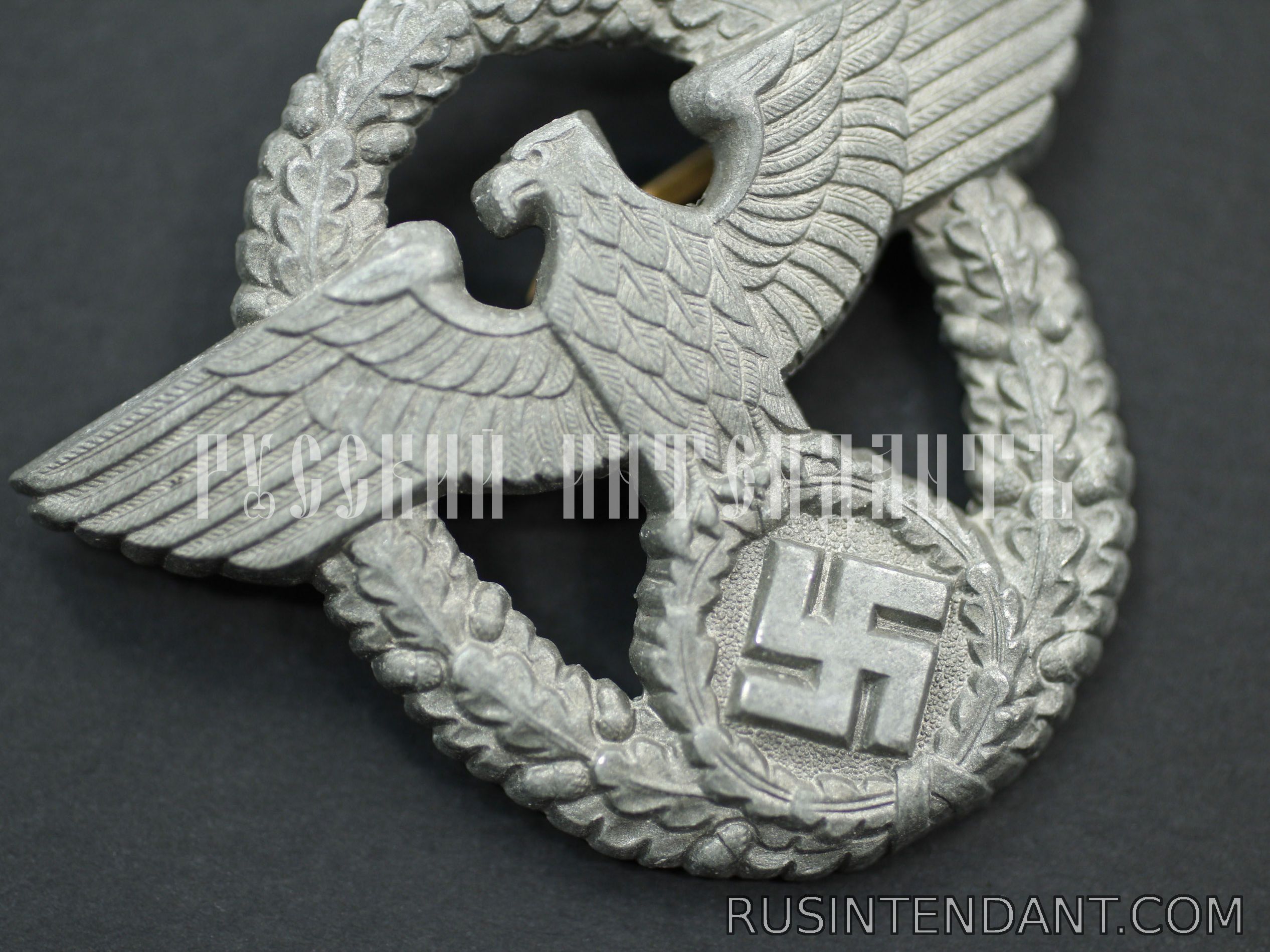 Фото 2: Полицейская эмблема 